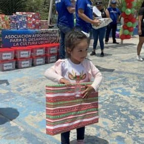 Niña con regalo