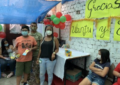 Jóvenes con regalos
