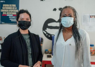 Dos mujeres con mascarilla en interior