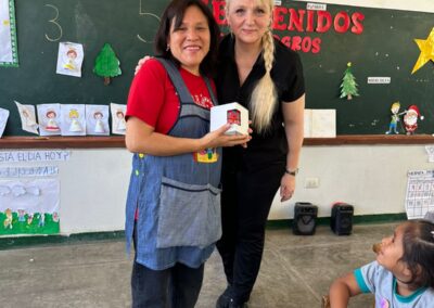 Entrega de presente con profesora
