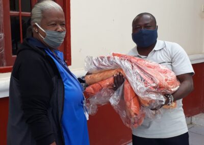 Voluntarios con donaciones
